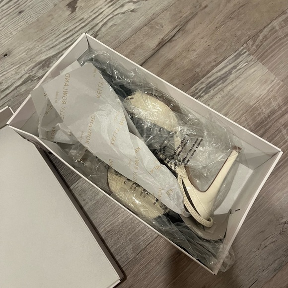 NWT Kelly Rowland White and Black Pumps - Picture 4 of 4